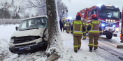 Kierowca volkswagena stracił panowanie nad pojazdem i uderzył w drzewo. Cztery osoby trafiły do szpitala