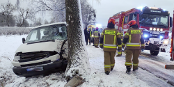 Kierowca volkswagena straci� panowanie nad pojazdem i uderzy� w drzewo. Cztery osoby trafi�y do szpitala