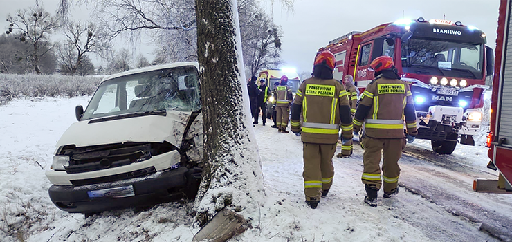 Kierowca volkswagena stracił panowanie nad pojazdem i uderzył w drzewo. Cztery osoby trafiły do szpitala