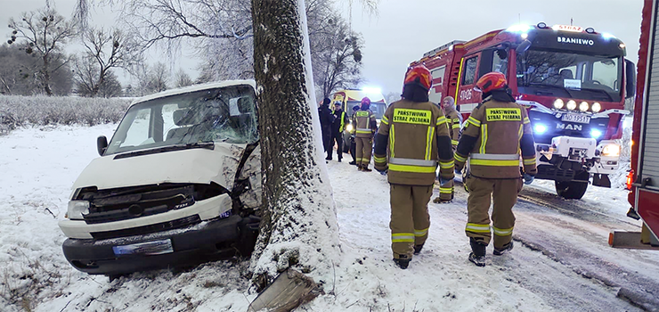 Kierowca volkswagena straci panowanie nad pojazdem i uderzy w drzewo. Cztery osoby trafiy do szpitala