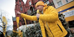 Do Elbl�ga zawita �wi�teczny konw�j RMF FM. Setki drzewek rozdawane b�d� na Placu Jagiello�czyka