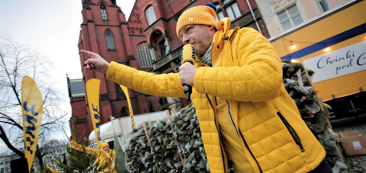 Do Elbląga zawita świąteczny konwój RMF FM. Setki drzewek rozdawane będą na Placu Jagiellończyka