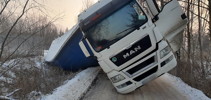 Uwaga kierowcy! Kolizja ciężarówki i utrudnienia w ruchu w miejscowości Nowe Pole