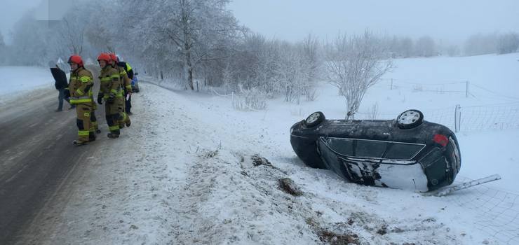 Wypadek na S22. Samochód wypadł z drogi i dachował