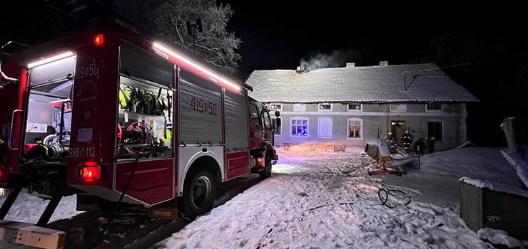 Pożar dachu w budynku jednorodzinnym. "Właścicielka sama przystąpiła do gaszenia pożaru"