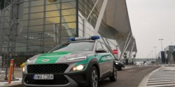 Interwencja na pok�adzie samolotu. Elbl��anin zwyzywa� stewardes�