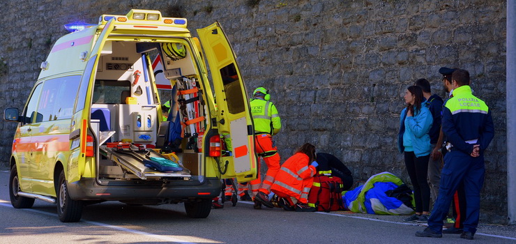 Martwy pacjent znaleziony przed szpitalem w Ełku (warmińsko- mazurskie)