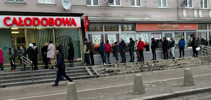 Elbląg: Kolejka do apteki, problem z dostępnością niektórych leków. W ten weekend czeka nas powtórka?