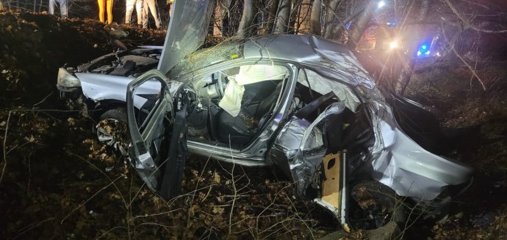 Groźny wypadek. Osobowe renault uderzyło w drzewo. Kierowca w szpitalu