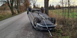 Pijany kierowca dachowa�. Wcze�niej spowodowa� kolizj�
