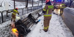 Toyota zatrzyma�a si� w rowie
