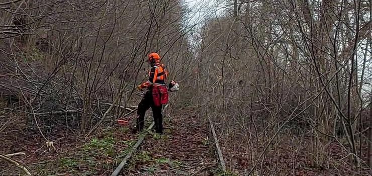 Trwa oczyszczanie Kolei Nadzalewowej. Wiosną pojadą tędy drezyny rowerowe