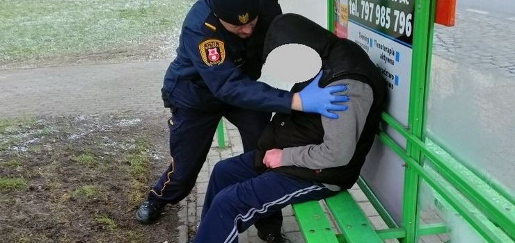 Mczyzna spa na przystanku. By wyzibiony, potrzebowa pomocy