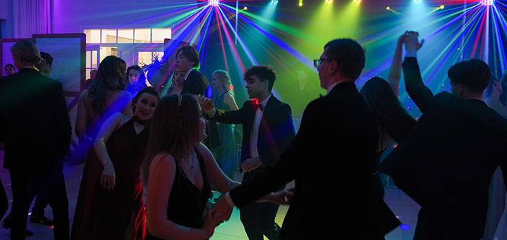 Studniówka I LO w Elblągu. Dzisiejsza noc należy do maturzystów "jedynki" (zobacz zdjęcia)