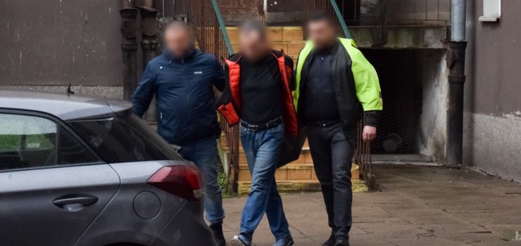 Łupem złodziei padły 2 sejfy z pieniędzmi. Policjanci zatrzymali włamywaczy