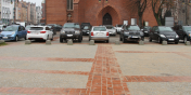 Parkowanie przy katedrze. Kierowcy poczynają sobie coraz śmielej, wiedzą, że tu nie grozi im mandat
