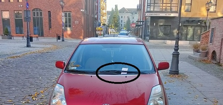 Co oznacza karteczka od stray miejskiej znaleziona za wycieraczk szyby auta?