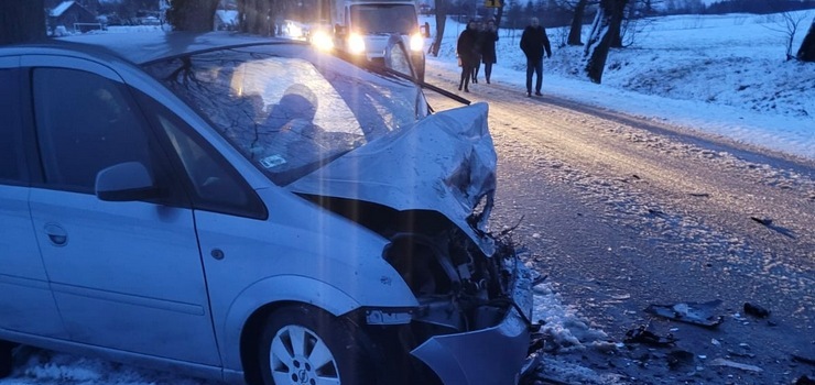 Zderzyły się dwa samochody osobowe. Pierwszej pomocy poszkodowanemu udzielili żołnierze WOT
