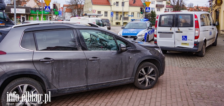Kolizja dwóch aut osobowych na skrzyżowaniu ul. Mickiewicza i Bema
