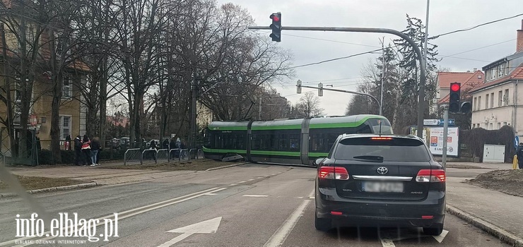 Elblg: Na ul. Bema wykolei si tramwaj. Utrudnienia w komunikacji miejskiej