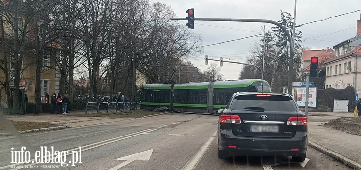 Elbląg: Na ul. Bema wykoleił się tramwaj. Utrudnienia w komunikacji miejskiej