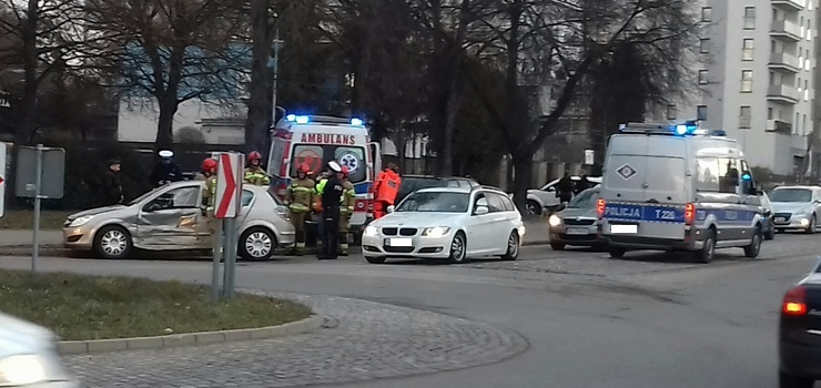 Elbląg: Zderzenie dwóch aut na rondzie Królewiecka - Kościuszki
