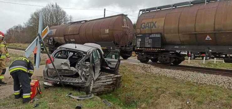 Pociąg towarowy uderzył w samochód osobowy