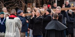 Elbl�g: Droga krzy�owa w Wielk� �rod�. Wierni przejd��ulicami miasta