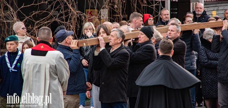 Elblg: Droga krzyowa w Wielk rod. Wierni przejdulicami miasta