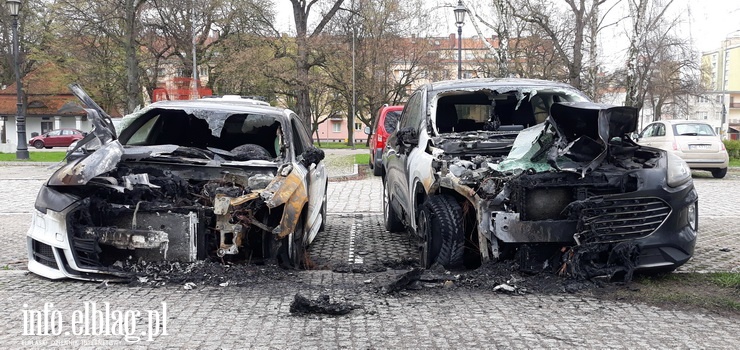 Pożar dwóch samochodów przy Rycerskiej