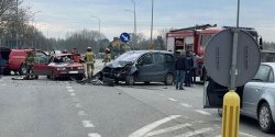 Zderzenie dw�ch samochod�w na starej drodze nr 7. "Jedna z os�b poszkodowanych by�a zakleszczona w poje�dzie"