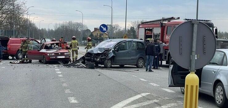 Zderzenie dwch samochodw na starej drodze nr 7. "Jedna z osb poszkodowanych bya zakleszczona w pojedzie"