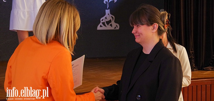 Elbląg: Uroczyste pożegnanie maturzystów w IV LO (zobacz zdjęcia)