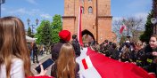Elbląg: Mieszkańcy przeszli z 50-metrową flagą ulicami starówki (zobacz zdjęcia)