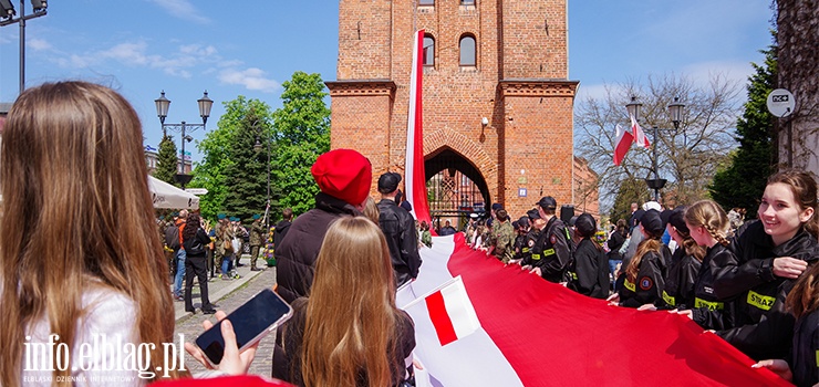 Elbląg: Mieszkańcy przeszli z 50-metrową flagą ulicami starówki (zobacz zdjęcia)