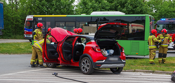 Skrzyżowanie Odrodzenia-Mazurska: Zderzenie samochodu z autobusem. Są poszkodowani (aktualizacja)