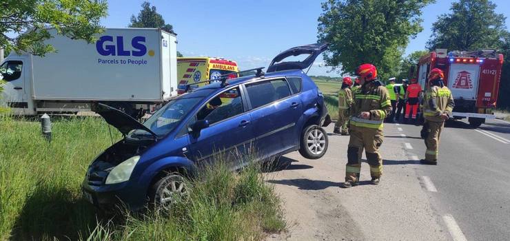 Kolizja dwóch aut. Bus uderzył w osobówkę