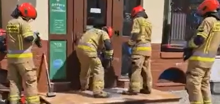 Elbląg: Nietypowa interwencja strażaków. "Otrzymaliśmy zgłoszenie, że zasłabł pracownik apteki" (film)