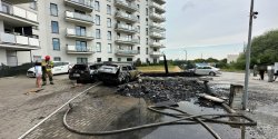 Po�ar na osiedlu przy Cz�stochowskiej. Sp�on�y 2 auta, a 4 zosta�y uszkodzone. Zobacz filmy z po�aru