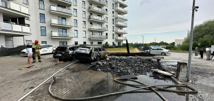 Pożar na osiedlu przy Częstochowskiej. Spłonęły 2 auta, a 4 zostały uszkodzone. Zobacz filmy z pożaru
