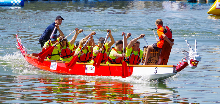 Wioślarze rywalizowali na rzece Elbląg. Za nami wyścigi smoczych łodzi (zdjęcia)