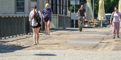 Na Mocie Wysokim dziura na dziurze. Zamiast remontu po roku urzdnicy zasypali je piaskiem?