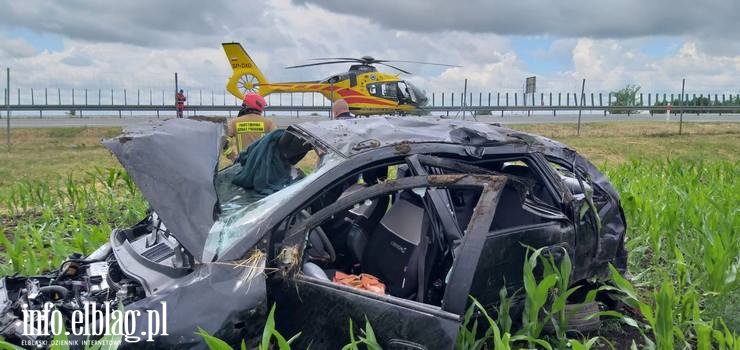 Samochód osobowy dachował na S7. Na miejsce wezwano śmigłowiec LPR