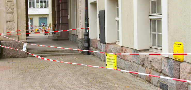 "Niebezpiecznie" przy sądzie. Kiedy rozpocznie się remont elewacji?