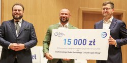 Elbl�g: Siedemna�cie klub�w otrzyma�o czeki od PZU. " To pieni�dze na nowy sprz�t, wynajem obiekt�w..."
