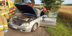 Mercedes uderzy� bokiem w przydro�ne drzewo 