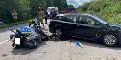 Wypadek na Mazurskiej. Policyjny motocykl zderzy� si� z osobow� toyot� (aktualizacja: policjant w szpitalu)
