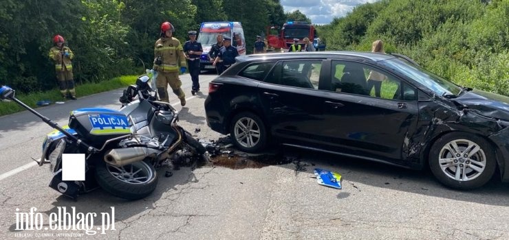 Wypadek na Mazurskiej. Policyjny motocykl zderzył się z osobową toyotą (aktualizacja: policjant w szpitalu)