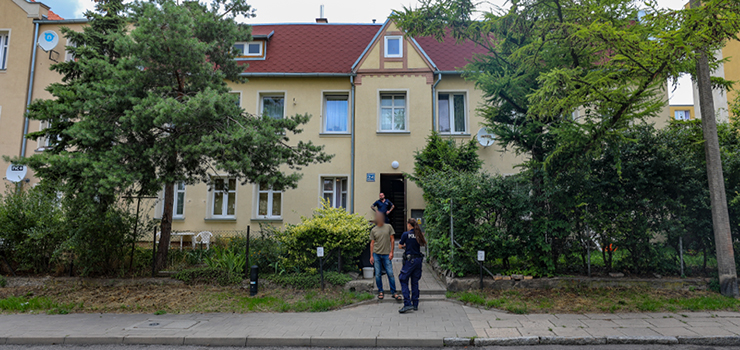 W mieszkaniu na Lubranieckiej znaleziono zwłoki mężczyzny. „Kobieta została przewieziona do szpitala” (aktualizacja)