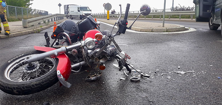 Elblg: Zderzenie auta z motocyklem przy ul. Akacjowej